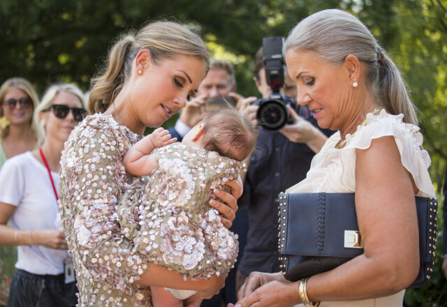 SAMMENSVEISET FAMILIE: Tone og mamma Hilde sammen med sjarmtrollet Billie i bryllupet til Tale Damli Aaberge og Jens Kristian Nesse i sommer. Tone og Billie var iført matchende kjoler fra TSH. Foto: Tor Lindseth SAMMENSVEISET FAMILIE: Tone og mamma Hilde sammen med sjarmtrollet Billie i bryllupet til Tale Damli Aaberge og Jens Kristian Nesse i sommer. Tone og Billie var iført matchende kjoler fra TSH. Foto: Tor Lindseth